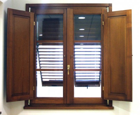 finestra con scuri e persiana